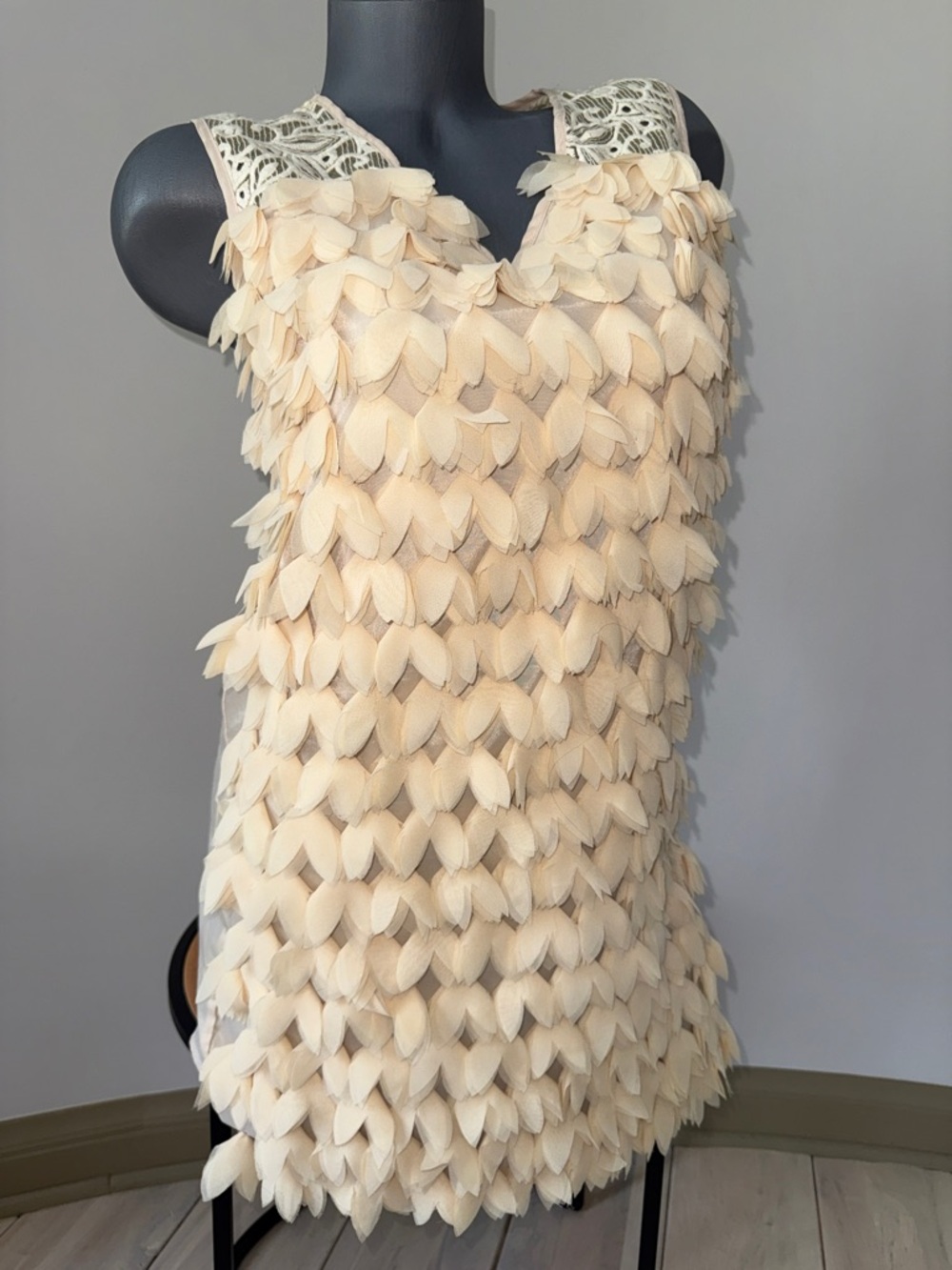 Champagne And Strawberry woman’s Dress Ivory Petal-Detail Sleeveless 4P
